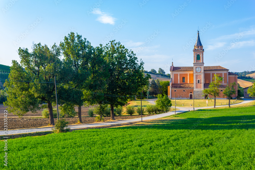La strada per la chiesa di Sant'Apollinare a Castello di Serravalle, Valsamoggia, Emilia Romagna, Italia