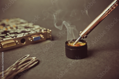 Fotografie soldering iron melts rosin close up