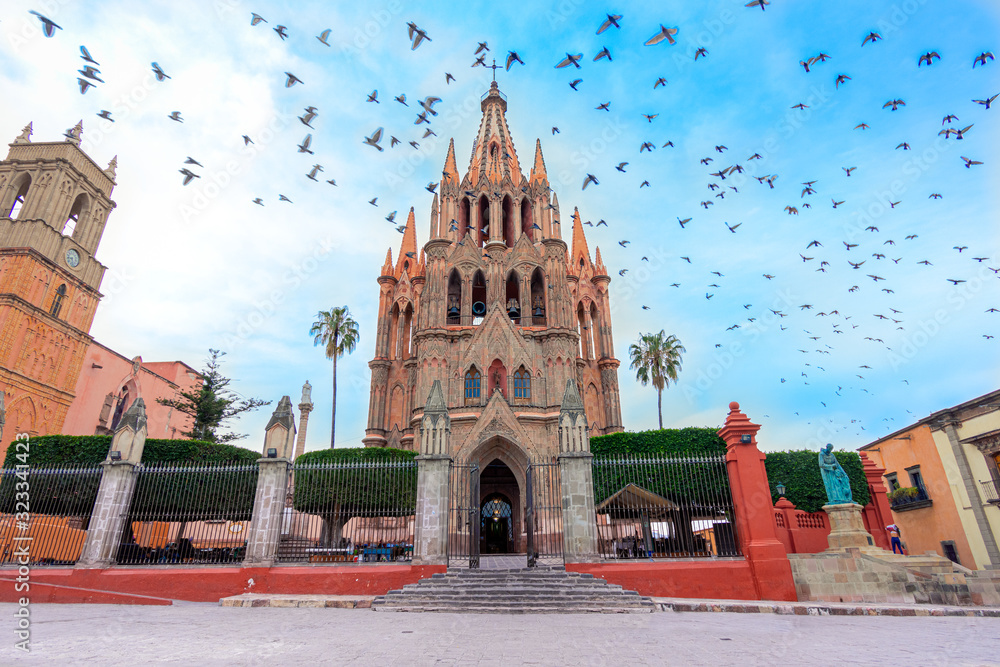 Obraz premium Parroquia Archangel church Jardin Plaza San Miguel de Allende, Meksyk. Parroaguia powstała w XVI wieku.