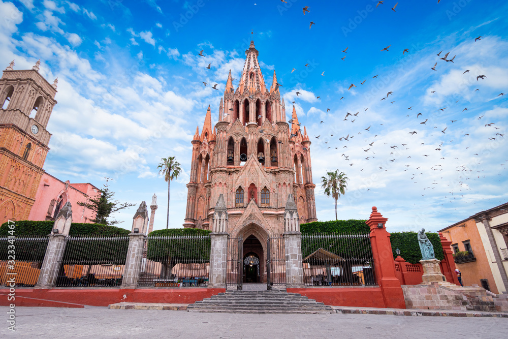 Naklejka premium Parroquia Archangel church Jardin Plaza San Miguel de Allende, Meksyk. Parroaguia powstała w XVI wieku.