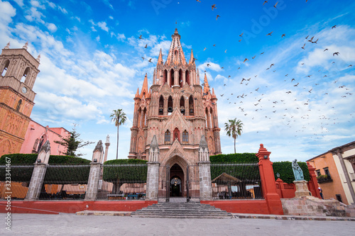 Parroquia Archangel iglesia Jardin Plaza San Miguel de Allende, México. Parroaguia creada en el siglo XVI. photo