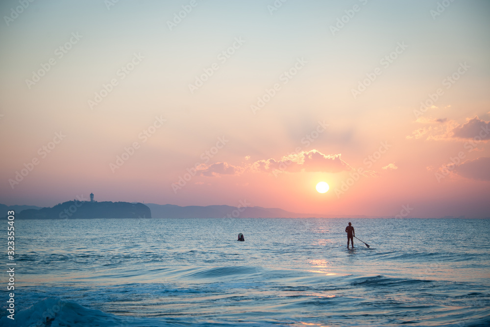 Fototapeta premium Sunrise stand up paddle board enoshima Japan