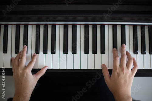 Manos sobre un piano aprendiendo a tocar photo