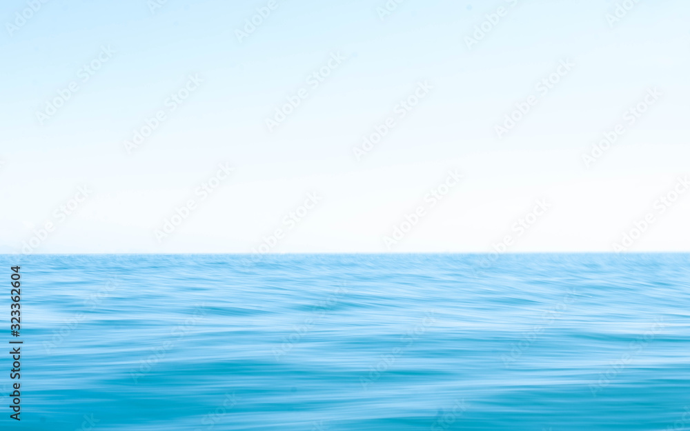 Obraz premium Smooth surface of the ocean and blue sky Use techniques panning and low shutter speeds