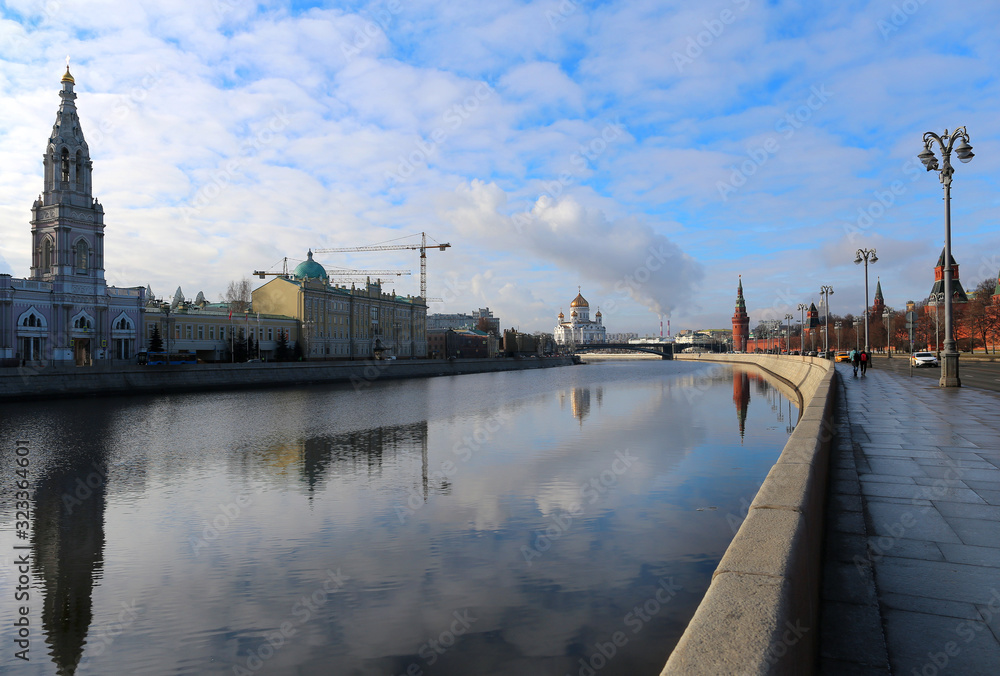 Photo of the great temple in Moscow on the river