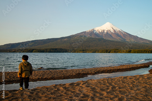 Paisaje de volc  n Osorno con lago Llanquihue en Chile atardecer y ni  o 