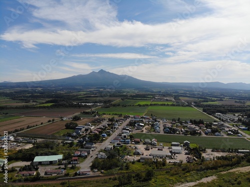 【北海道・知床】斜里岳と斜里町の小麦畑をドローン空撮