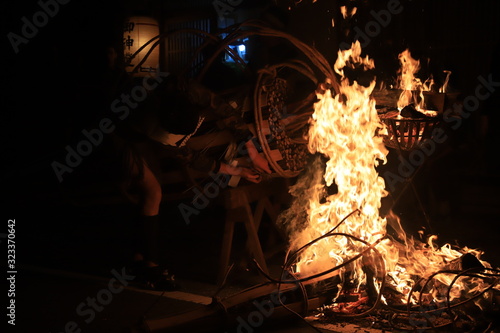 京都左京区鞍馬の火祭りでみられる美しい松明の火と火祭りの賑わい