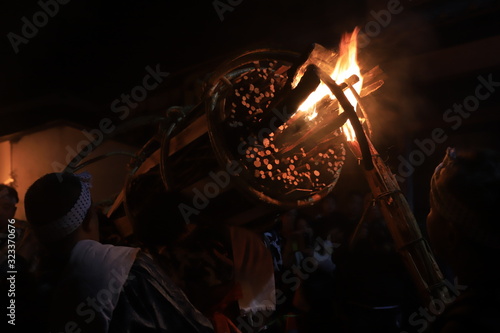 京都左京区鞍馬の火祭りでみられる美しい松明の火と火祭りの賑わい