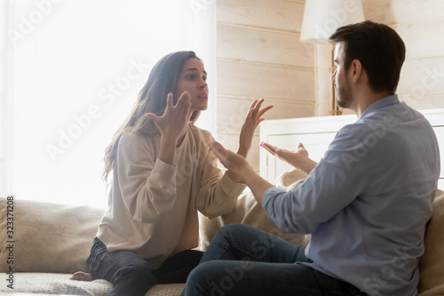 Tela Angry millennial couple have troubles dispute at home