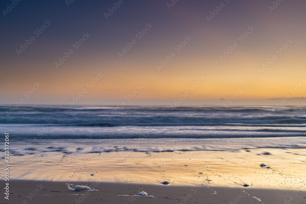 Obraz premium Sunrise Seascape and Sea Foam