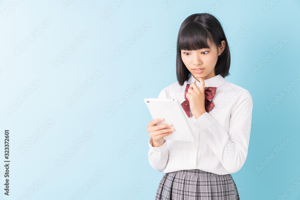 タブレットを見る女子学生　驚く