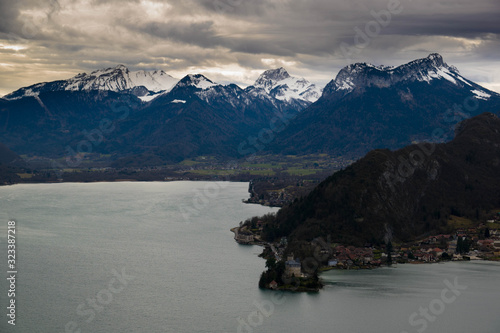 Blick auf den Lac d'Annecy vom Roc de Chere in Haute Savoie