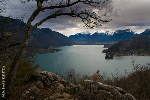 Blick auf den Lac d'Annecy vom Roc de Chere in Haute Savoie