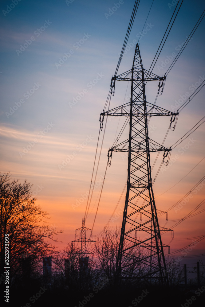 Strommast im Sonnenaufgang