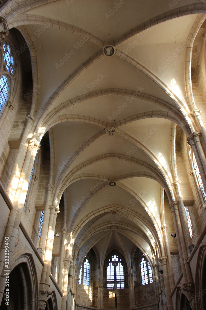Façade de l'église Notre-Dame à Saint-Père sous Vézelay avec lanterne