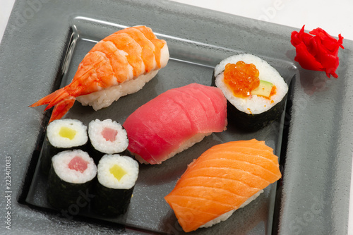 Foto Assorted sushi dish, traditional Japanese food