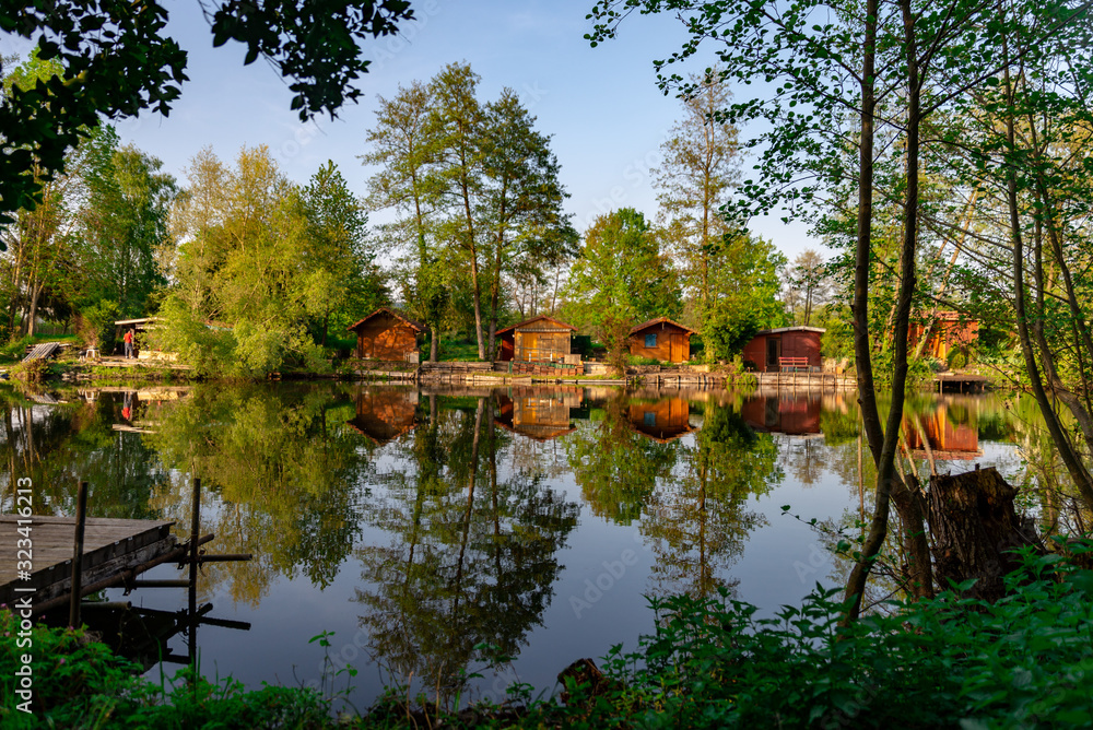 Fototapeta premium Petites cabanes en bois de pêcheur au bord de l'eau au printemps en Moselle