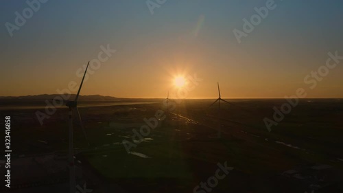 Silhouette di anonime turbine eoliche per la generazione di energia elettrica con il vento. photo