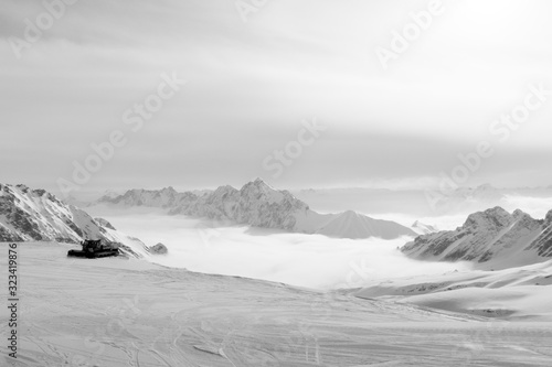 Pistenfahrzeug Pistenraupe auf dem Gletscher photo