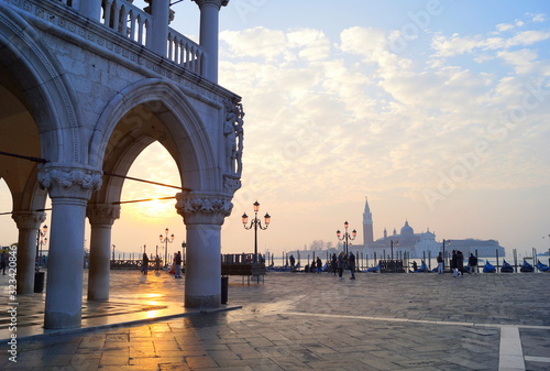Wundervoller Sonnenaufgang auf dem Markusplatz in Venedig photo