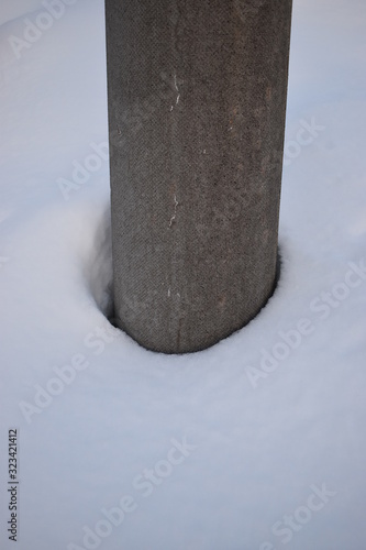 雪に埋もれた電柱