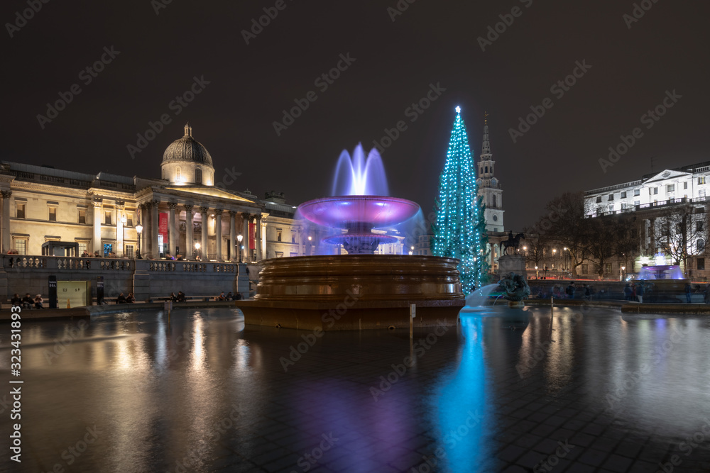 Fototapeta premium Trafalgar square in London at night