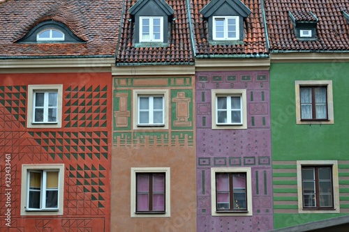 kolorowe fasady kamienic na poznanskim rynku, polska