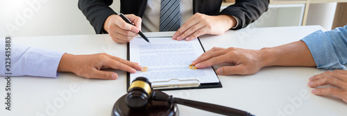 Bilde på lerret Judge gavel deciding on agreement prepared marriage divorce and Angry couple arguing telling their problems settlement, legal separation concept