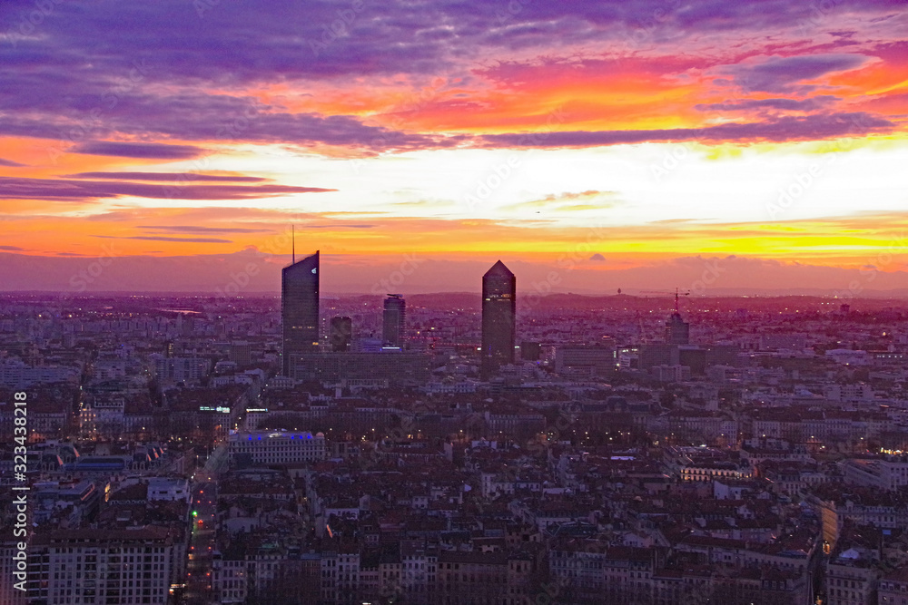 Levé de soleil sur Lyon et les tours de la Part Dieu