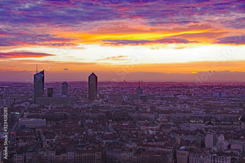 Levé de soleil sur Lyon et les tours de la Part Dieu