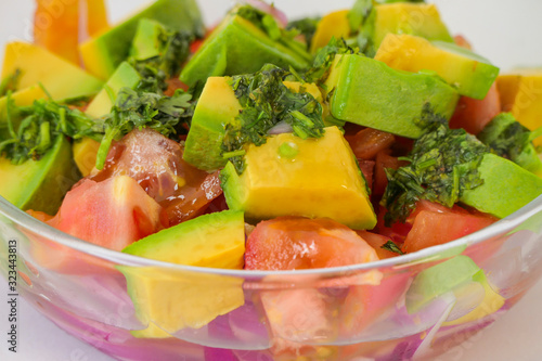 Primer plano de ensalada de aguacate