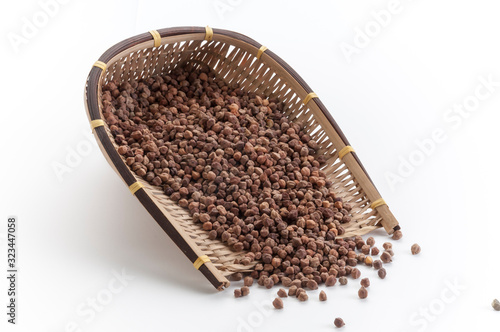 Foto brown chickpeas chana in bamboo basket