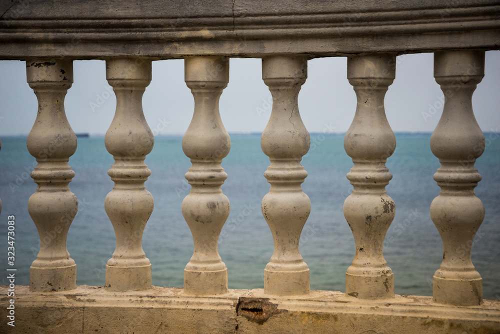 Fototapeta premium weiße Säulen vor dem Meer