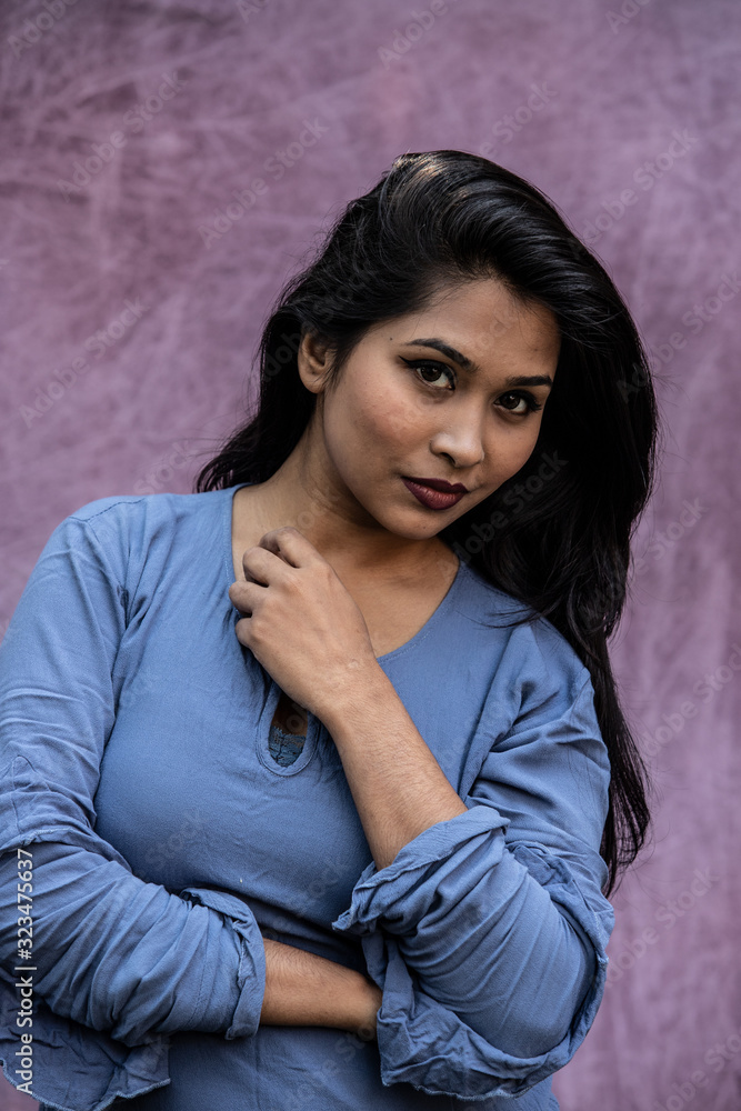 Naklejka premium young woman looking in camera