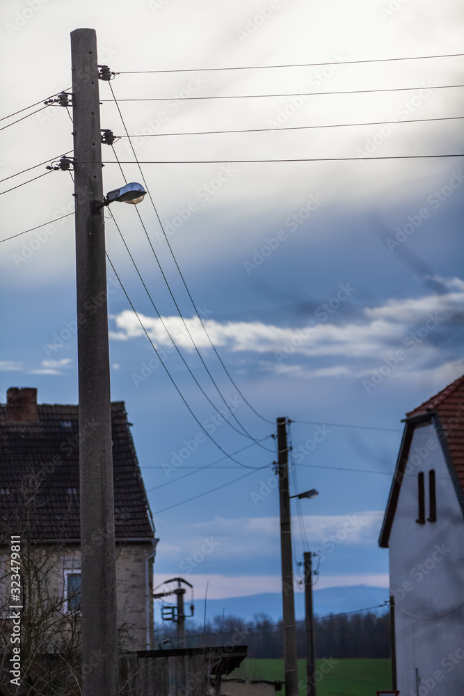 Stromkabel Freileitungen, hängen in einem Dorf über der Straße Stromkabel Freileitungen, hängen in einem Dorf über der Straße