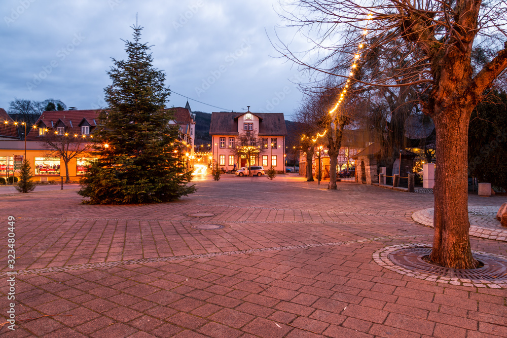 Festlich geschmückter Marktplatz mit Weihnachtsbaum in Ilsenburg, Harz