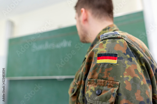 Foto German soldier stands in a classroom