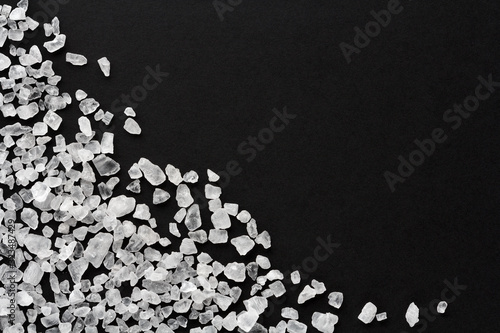 Φωτογραφία coarse sea salt on a black background with place for text