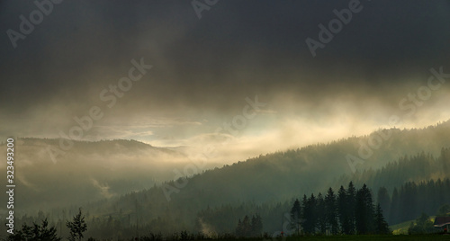 Góry Beskidu Śląskiego o poranku © michalsen