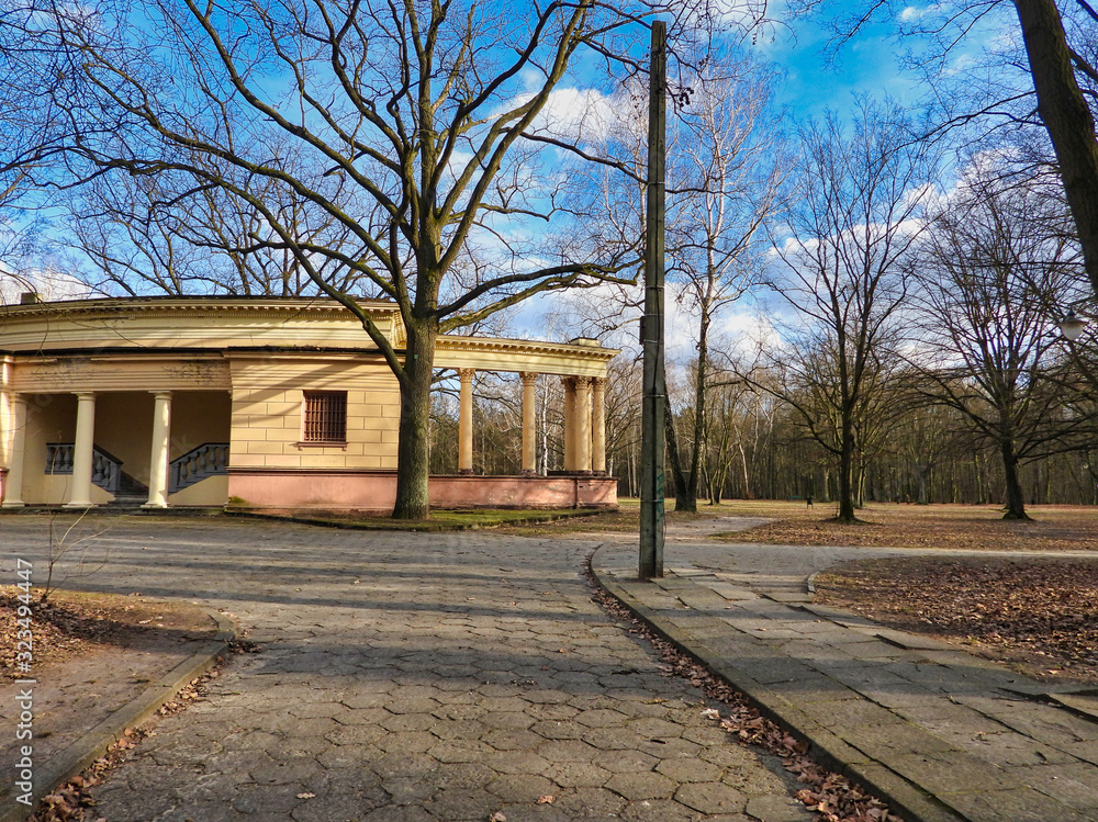 Muszla koncertowa w parku miejskim. Łódź, Polska.