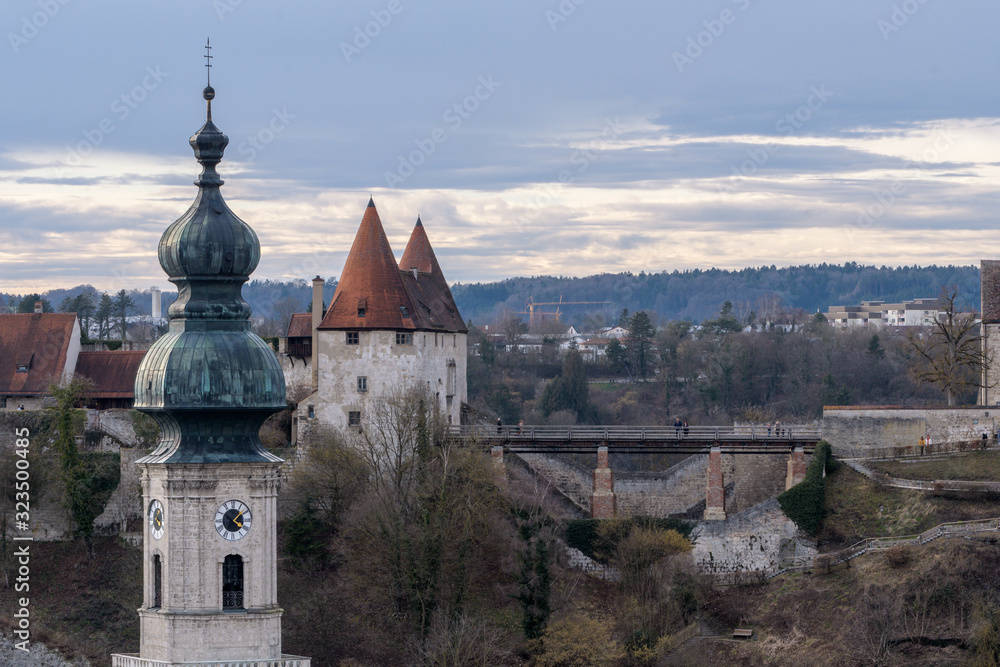 Blick auf Burghausen , Kirchturm  und Burg im Ausschnitt