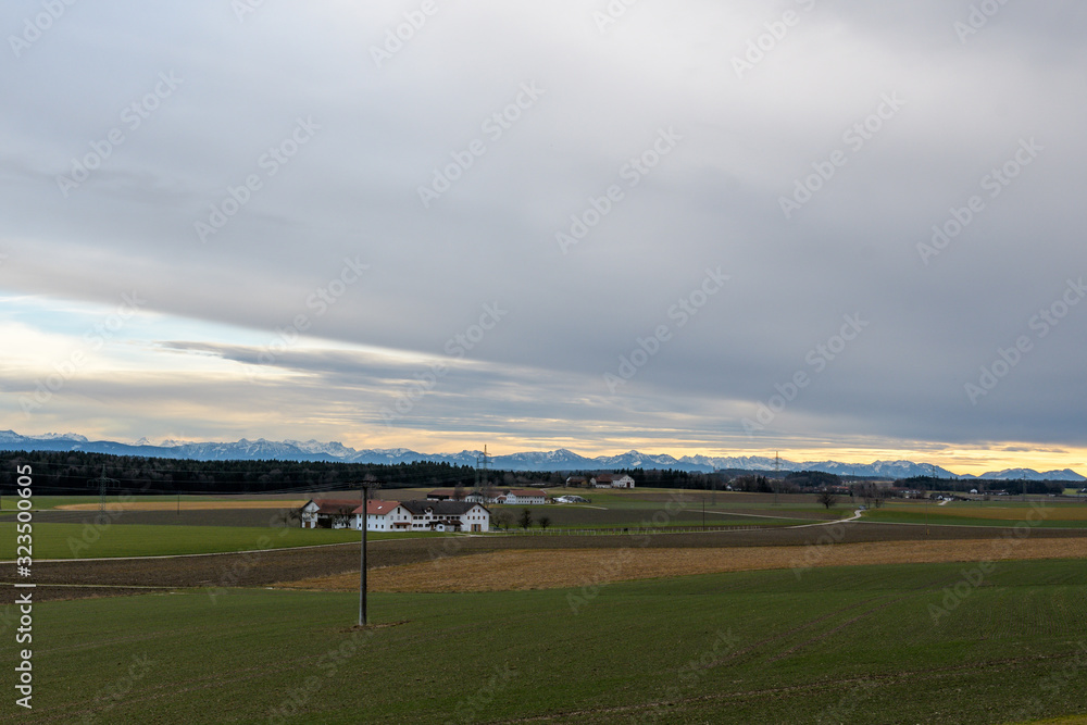 Alpenpanorama am Abend mit Wlökwn und Alpenvorland Alpenpanorama am Abend mit Wlökwn und Alpenvorland