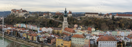 Blick auf Burghausen mit Kirche und Brug