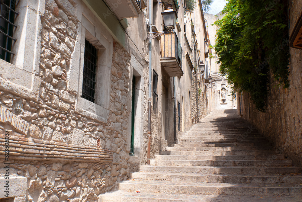 Φωτογραφία A narrow alley with steep steps in the heart of the medieval Spanish city of of Girona