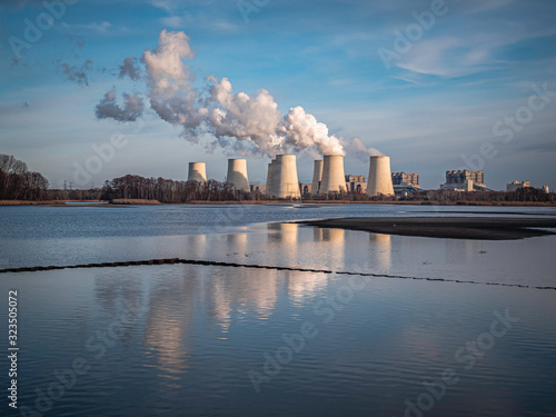 Kraftwerk hinter dem Teich