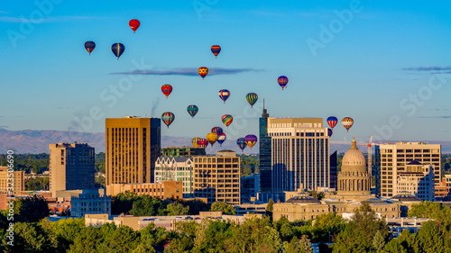 Foto Hot air balloons take flight over the little town of Boise Idaho