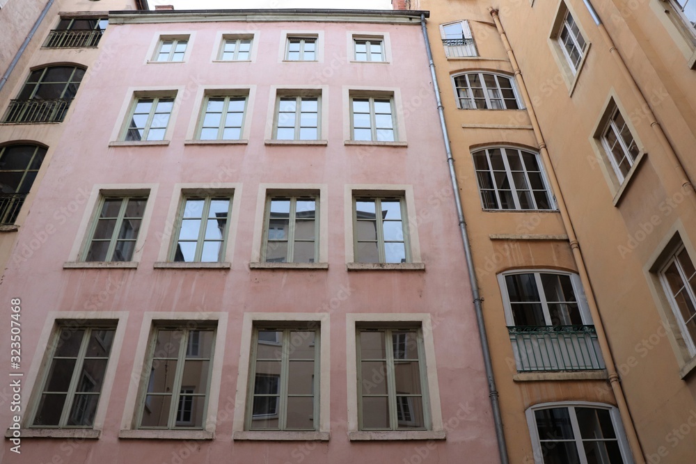Fototapeta premium Traboule lyonnaise du 6 rue des Capucins au 1 rue Sainte Marie des Terreaux - Ville de Lyon - Département du Rhône - France