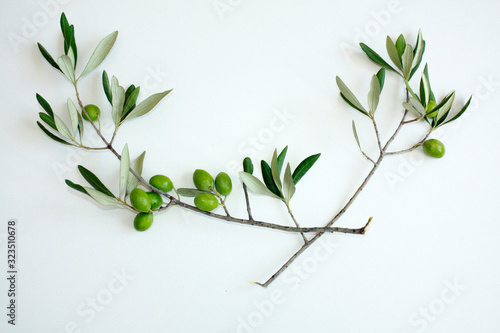 Obraz na płótnie Olive branch with green olives isolated on white background. w salonie