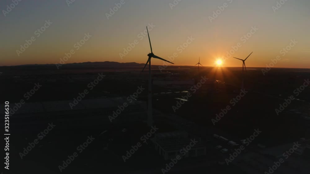 Silhouette di anonime turbine eoliche per la generazione di energia elettrica con il vento. Silhouette di anonime turbine eoliche per la generazione di energia elettrica con il vento.